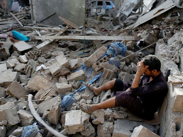Nichts als Trümmer sind diesem Jemeniten geblieben. Sein Haus wurde durch einen saudischen Luftangriff zerstört.
