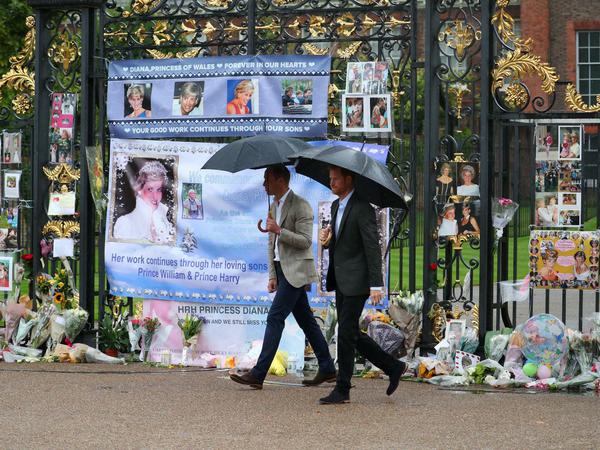 Die britischen Prinzen William und Harry am 30. August 2017 am Kensington Palace beim Gedenken an den Todestag ihrer Mutter Prinzessin Diana vor 20 Jahren.