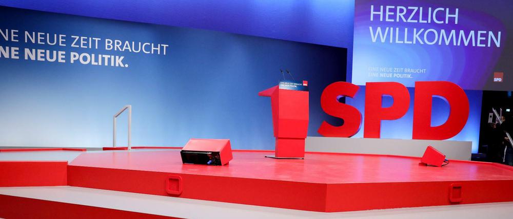 Vorbereitungen für den großen Tag: Das Bonner Konferenzzentrum kurz vor Beginn des SPD-Parteitages, der über die Aufnahme von Verhandlungen über eine große Koalition entscheiden soll. 