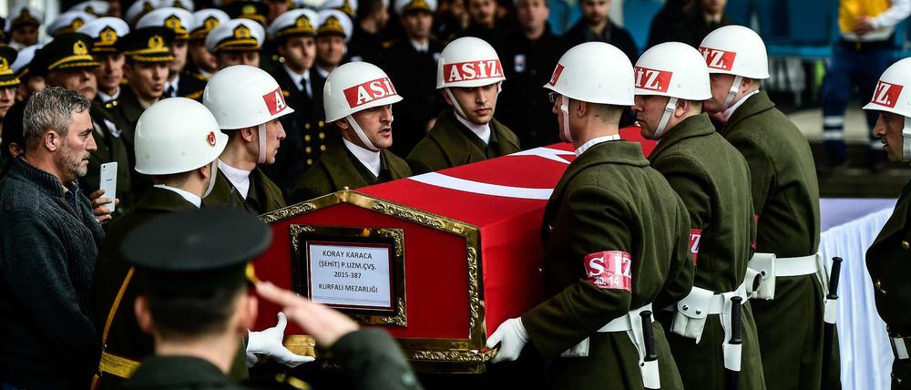 Letztes Geleit. Türkische Soldaten ehren einen Gefallenen. 
