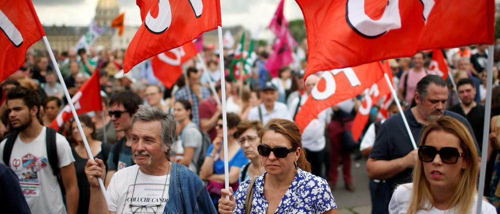 Der Protest gegen Macrons Reform hält sich bislang in Grenzen. Erst im September soll es landesweite Demos geben.