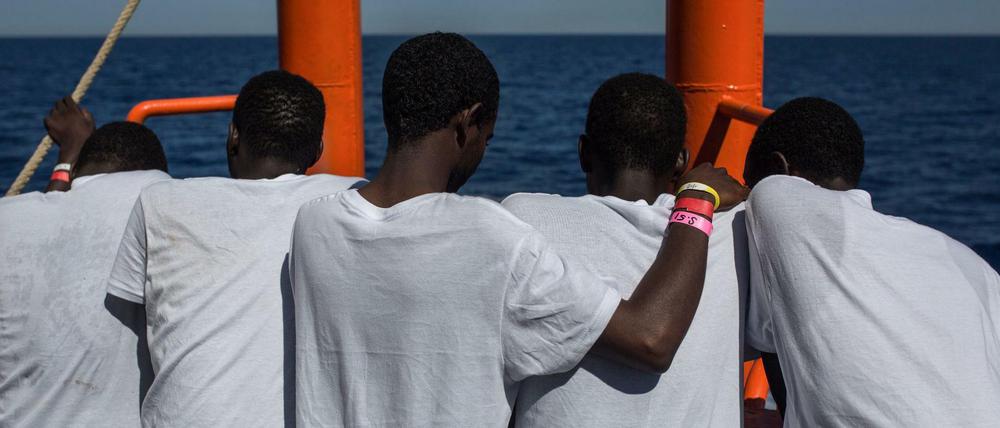 Flüchtlinge auf der "Aquarius", dem Schiff von "SOS Mediterannee" vor der italienischen Küste. Die Organisation hat ihre Einsätze bisher nicht eingestellt.
