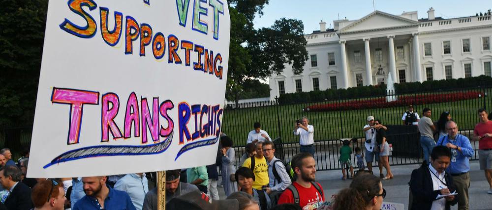 Mehrere Transgender-Militärangehörige, über ein Dutzend Bundesstaaten und Bürgerrechtsgruppen hatten Trumps Schritt angefochten.