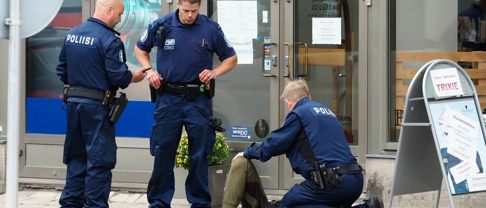 Polizisten schossen dem Attentäter in Turku ins Bein.