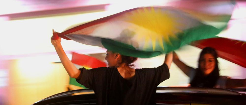 Solidarität. Im syrischen Kamishli, das zur kurdisch dominierten Autonomiezone Rojava gehört, schwenken Frauen die nordirakische Kurdenflagge.