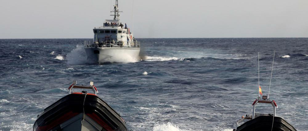 Die lybische Küstenwache vor dem Schiff der spanischen NGO.