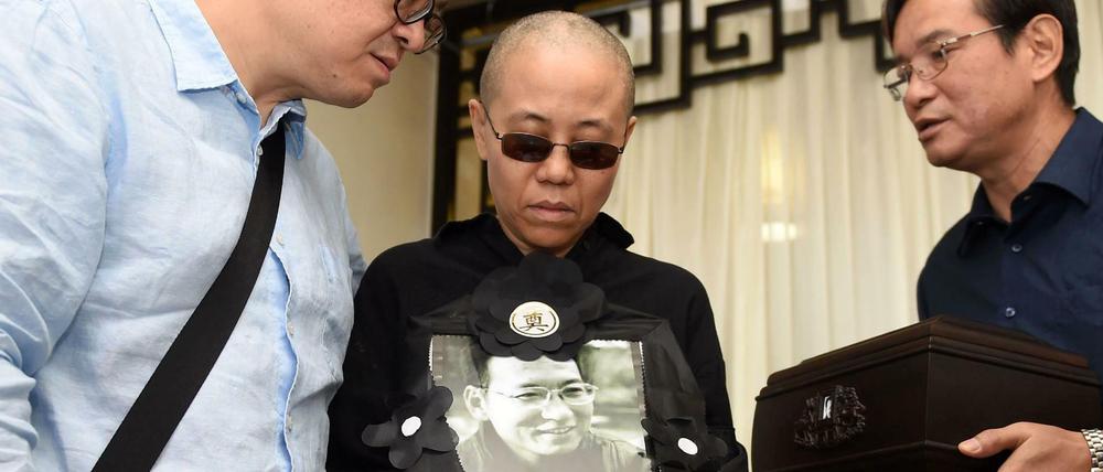 Liu Xia, die Witwe Liu Xiaobos, bei der Trauerfeier mit einem Foto ihre Mannes