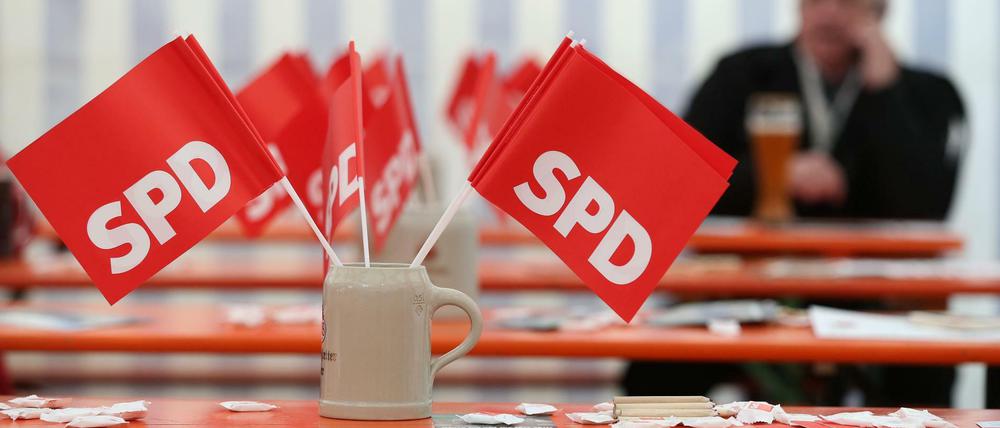 Flaggen mit dem SPD-Logo am politischen Aschermittwoch in Vilshofen. 