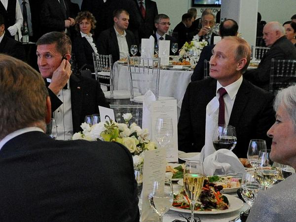 An einem Tisch: Russlands Präsident Putin und der frühere US-Sicherheitsberater Flynn