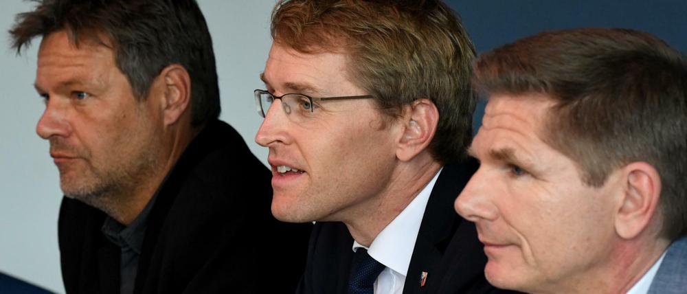 Ministerpräsident Daniel Günther (CDU) zwischen seinen Koalitionspartnern Robert Habeck (Grüne, links) und Heiner Garg (FDP).