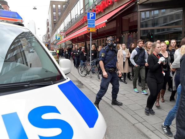 Ein LKW raste in Stockholm in eine Menschenmenge und in ein Kaufhaus, die Polizei sperrte die Innenstadt.
