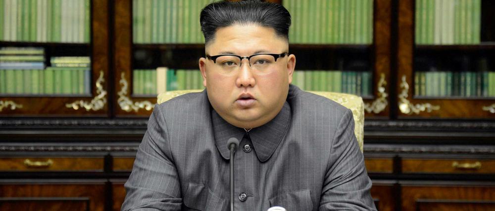 Dieses Foto der nordkoreanischen Nachrichtenagentur KCNA soll Kim Jong Un beim Verlesen seiner Antwort an Trump zeigen.