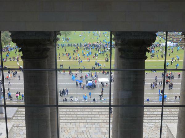 Auf der Reichstagswiese sind am Nachmittag Marathonläufer und ihre Freunde unterwegs.