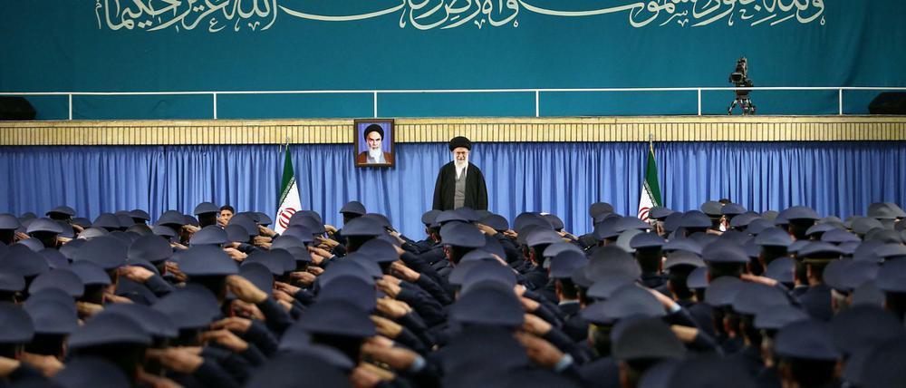 Auch Ayatollah Ali Chamenei kritisierte die Politik des neuen US-Präsidenten Donald Trump in einer Rede vor iranischen Soldaten.