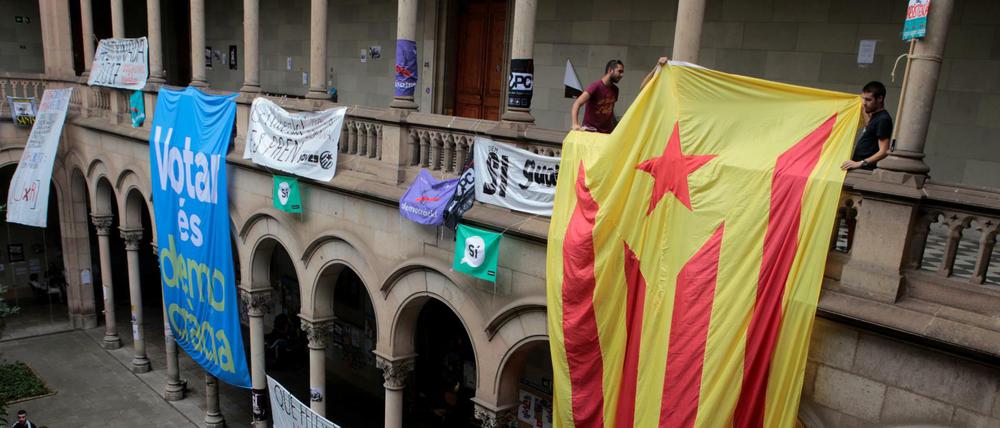 Protestbanner und die Flagge der katalanischen Separatisten am 30.09.2017 im Innenhof der Universität von Barcelona.