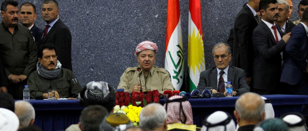 Massoud Barzani (mitte), der Präsident der kurdischen Region in Irak, heute beim Besuch in Kirkuk.