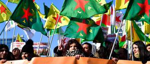 Fahnen der kurdischen YPG bei Protesten am 3. März in Berlin gegen den türkischen Angriff auf Afrin. 