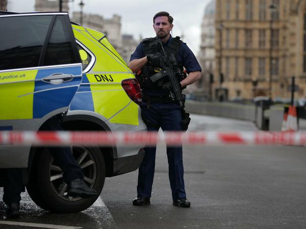 Bewaffnete Polizei vor dem Parlament in London. 