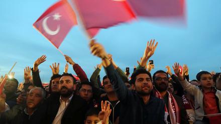 Anhänger der türkischen Präsidenten Erdogan feiern das Ergebnis des Referendums.