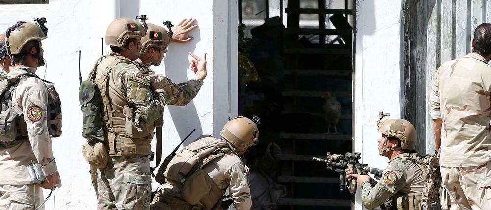 Attacke auf Moschee: Afghanische Soldaten am Ort des Anschlags in Kabul