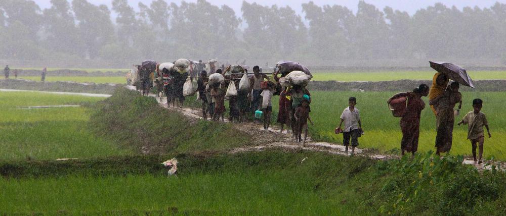 Rohingya aus der Provinz Rakhine in Myanmar auf der Flucht nach Bangladesch. 