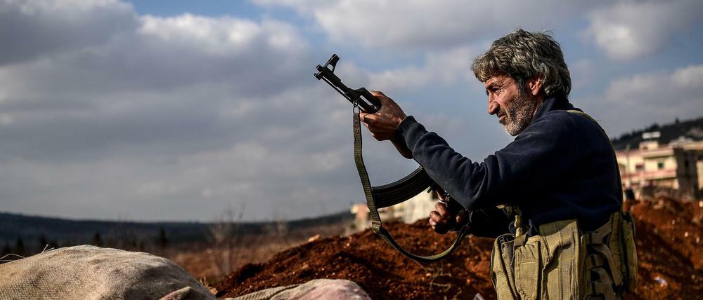 Ein Kämpfer eine Rebellengruppe, die von der Türkei unterstützt wird, steht an einem Checkpoint in der syrischen Stadt Azaz, nahe einer Straße, die nach Afrin führt (1. Februar 2018).
