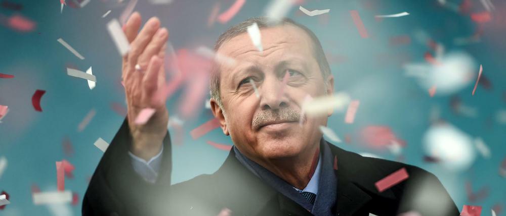 Der türkische Staatspräsident Erdogan im Konfettiregen bei einem Auftritt in Istanbul. Auch in Deutschland hat er viele Anhänger.