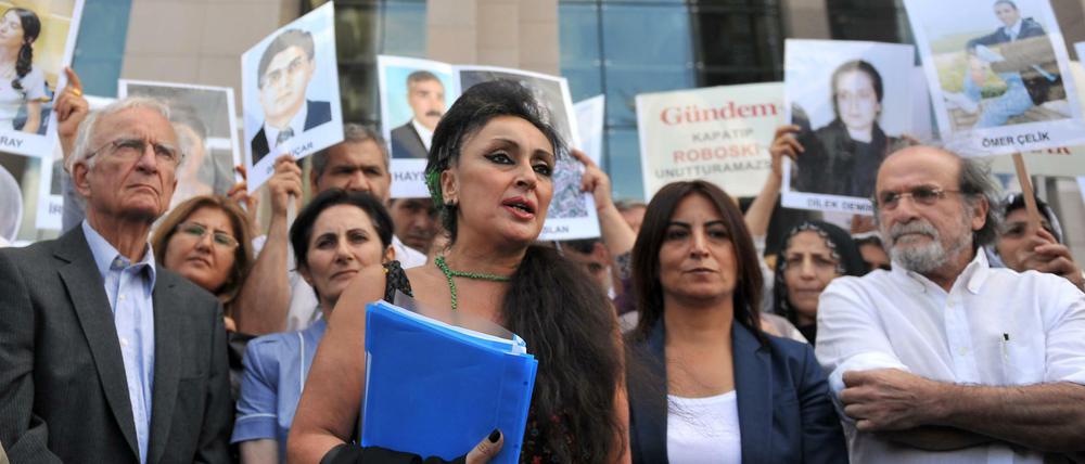 Auch die Aktivistin Eren Keskin (M.), hier bei einer Demonstration in Istanbul im Jahr 2012, muss sich vor Gericht verantworten. 