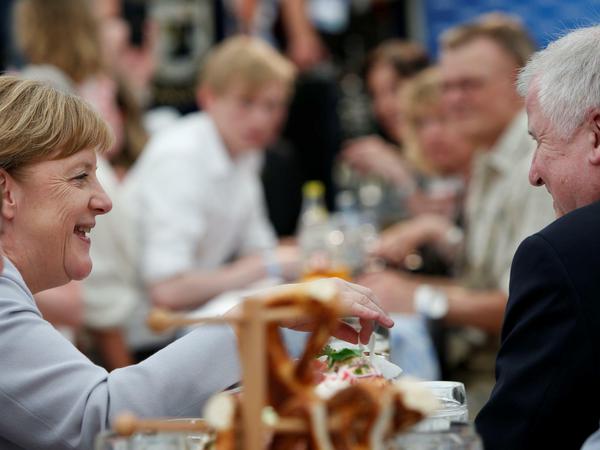 Geht doch: Angela Merkel (CDU) und Horst Seehofer (CSU) sitzen bei der Truderinger Festwoche in München beim Wahlkampf in einem Bierzelt. - Folge 2