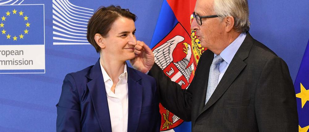 EU-Kommissionschef Jean-Claude Juncker begrüßt die serbische Premierministerin Ana Brnabic in Brüssel.