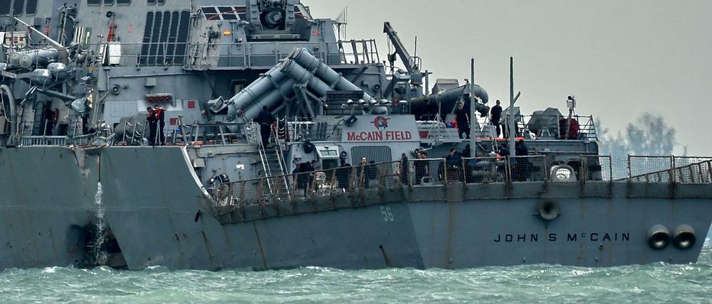 Der Lenkwaffen-Zerstörer "USS John S McCain" nach der Kollision mit dem Tanker. 