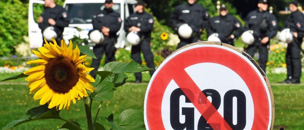 Im Hamburger Stadtpark stellten Demonstranten ein Anti-G-20-Schild auf.