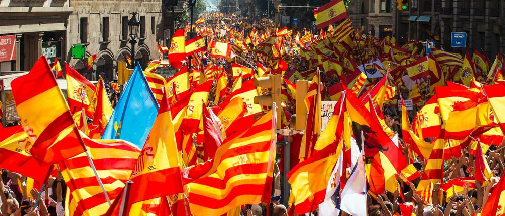 Tausende Menschen protestieren mit katalonischen und spanischen Fahnen am Sonntag in Barcelona.