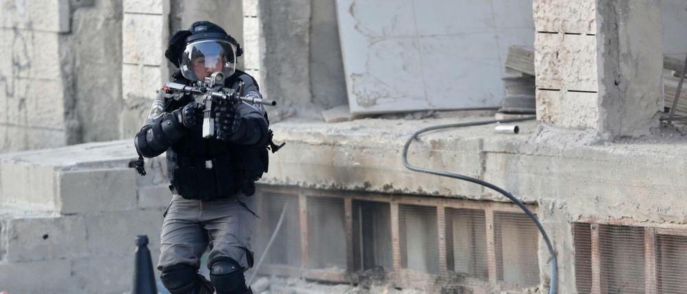 Ein bewaffneter israelischer Polizist am Grenzübergang zwischen Jerusalem und Ramallah im Westjordanland. Die Tempelberg-Krise hat die Gewalt zwischen Israelis und Palästinensern eskalieren lassen.