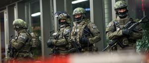 Polizisten stehen am Silvesterabend in München vor dem Hauptbahnhof. Die Polizei hatte vor einem Terroranschlag in der bayerischen Landeshauptstadt gewarnt. 