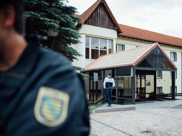 Polizei sichert im Juni 2015 das ehemalige Leonardo-Hotel in Freital, das damals zur Erstaufnahmeeinrichtung für Flüchtlinge wurde. 