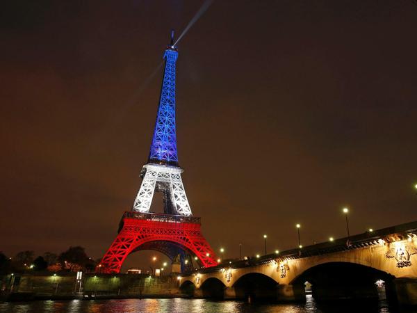Nach den Terroranschlägen von Paris leuchtet der Eiffelturm seit Montagabend in den französischen Nationalfarben.