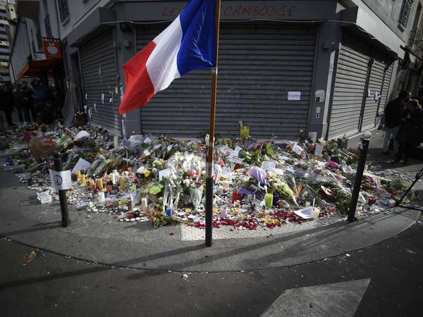 Die franzöische Flagge weht vor einem der angegriffenen Restaurants in Paris.