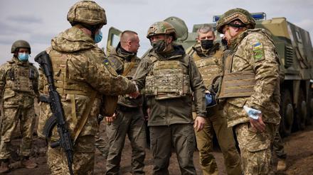 Gespräch mit den Separatisten. Der ukrainische Präsident Wolodymyr Selenskyj in der Nähe von Zolote, in der Region Lugansk. (Offizielles Foto der Regierung.)