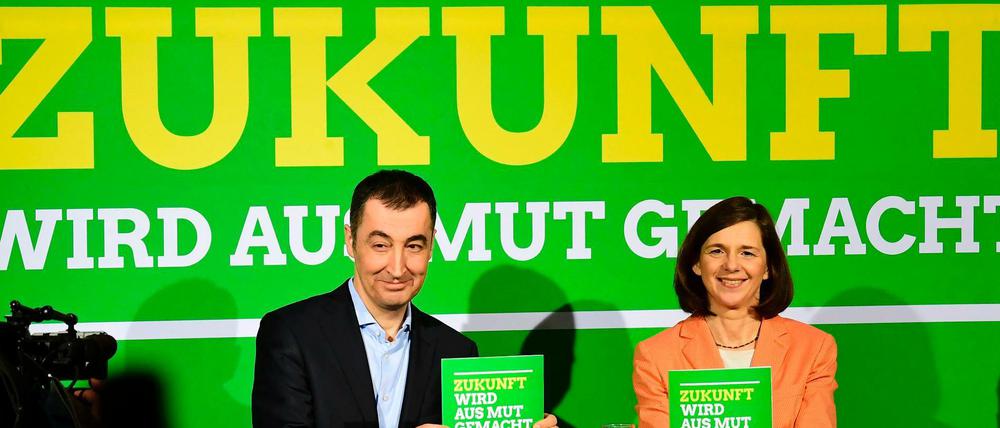 Die Spitzenkandidaten der Grünen, Katrin Göring-Eckardt und Cem Özdemir, bei der Vorstellung des Wahlprogramms