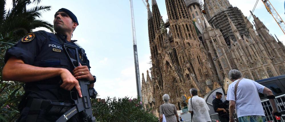 Ein Polizist steht am Sonntag in der Nähe der Sagrada Familia in Barcelona.