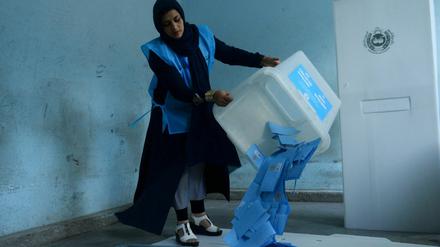 Eine Wahlhelferin in Herat leert eine Wahlurne.