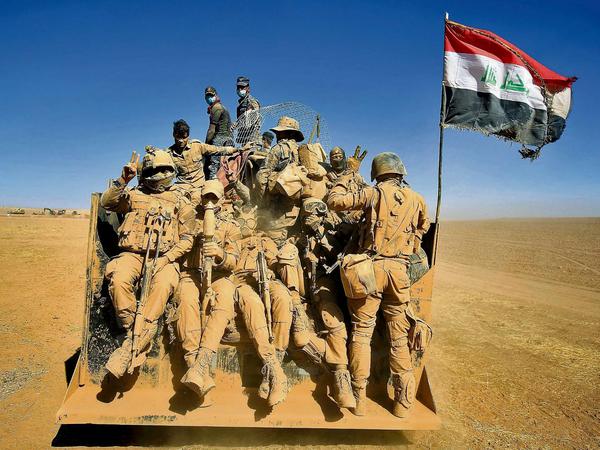 Kämpfer der irakischen Armee rücken auf Mossul vor. 