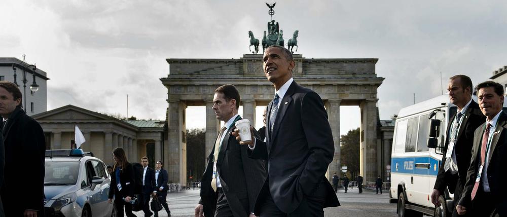 Am Mittag geht US-Präsident Barack Obama vor dem Brandenburger Tor ein paar Schritte zu Fuß. "Nicht schlecht, die Sonne" ruft er den Journalisten zu.