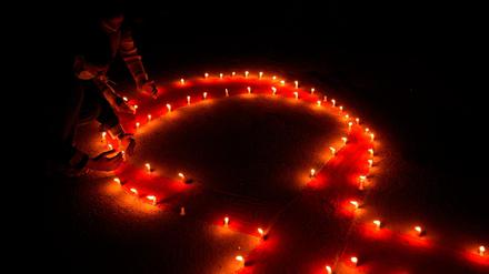 Am Vorabend des Welt-Aids-Tages. Aktivisten in Kathmandu entzünden Kerzen in Form der symbolischen roten Schleife. 