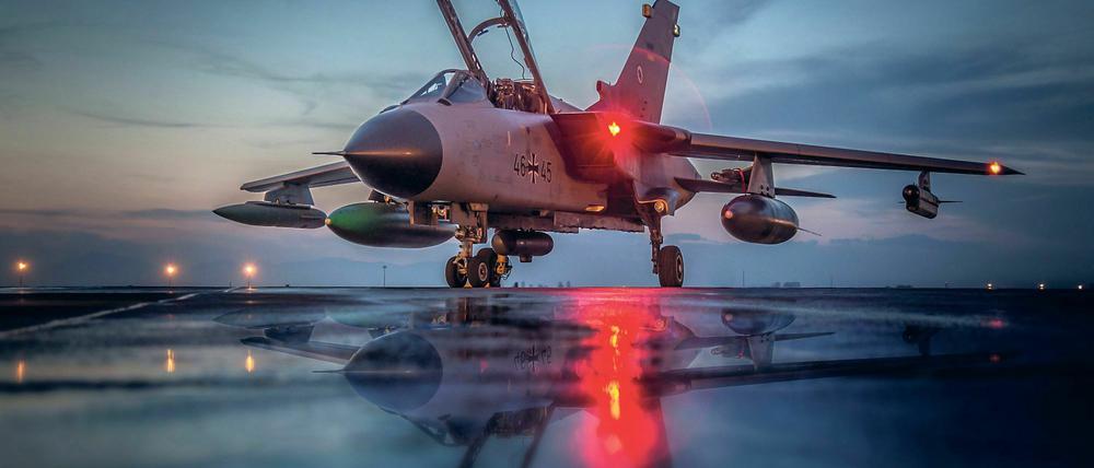 Tornado-Kampfflugzeuge der Bundeswehr tragen im Ernstfall US-Atombomben ins Ziel - aber nicht, wenn es nach dem SPD-Fraktionschef geht.