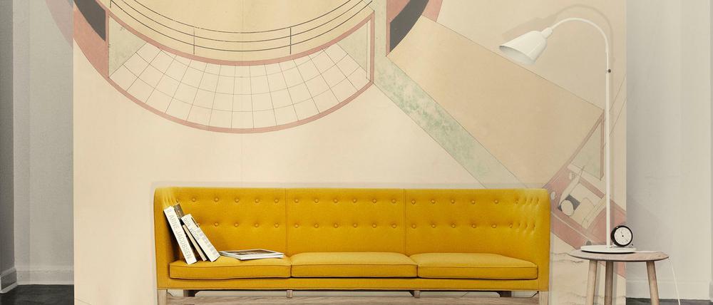 Nach 80 Jahren erlebt das "Mayor Sofa" von Arne Jacobsen aus dem Jahr 1939 neue Wertschätzung und wurde 2013 als beste Reedition ausgezeichnet. Auf dem Foto im Hintergrund eine Zeichnung von Flemming Lassen für das Zukunftshaus 1927.
