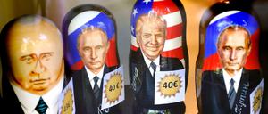 Matroschka-Puppen mit den Konterfeis des russischen Präsidenten Putin und US-Präsident Trump in Helsinki 