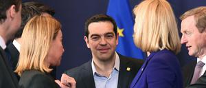 Griechenlands Ministerpräsident Alexis Tsipras (Mitte) beim "Familienfoto" des EU-Gipfels