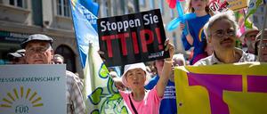 Die Anti-TTIP Proteste erfahren großen Zulauf. Und auch im EU-Parlament nimmt die Zahl der Kritiker zu.